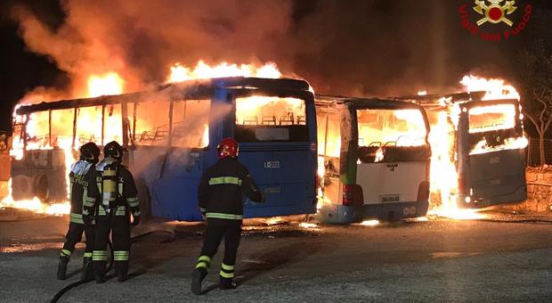Incendio nel deposito dei pullman: terrore e bus avvolti dalle fiamme