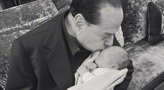 Silvio Berlusconi e il bacio con Ettore Quinto, il quattordicesimo nipote del Cavaliere