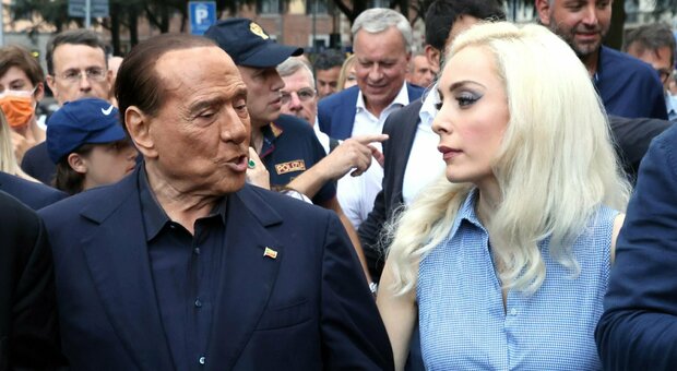  Marta Fascina, gli ultimi momenti di Berlusconi: «Mi ha stretto forte la mano. Non ho superato il lutto, ma torno in Aula per la Manovra» 