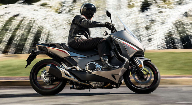 La Honda Integra 750 si rinnova il mezzo che vuole offrire sensazioni motociclistiche unite alla praticità e al comfort di uno scooter