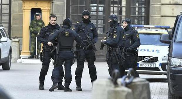 Stoccolma, esplode ordigno fuori alla stazione della metro: «Morto un uomo, ferita gravemente una donna»