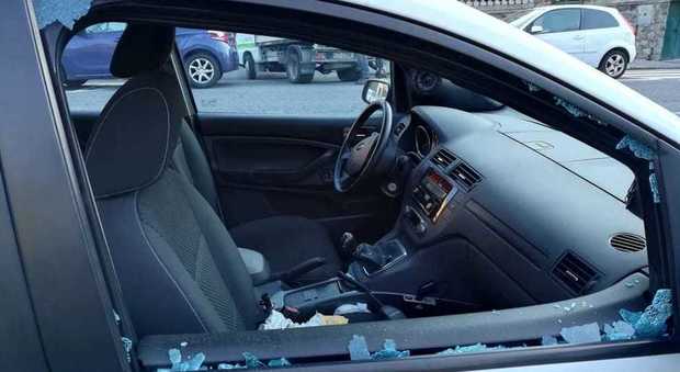 Roma, per rubare un cellulare rompe il vetro di un taxi sotto gli occhi dei carabinieri