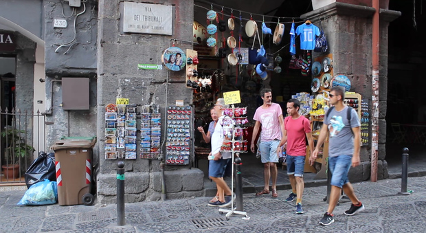 Disservizi e spazzatura, Napoli non è una città per turisti: «Ma è troppo bella»