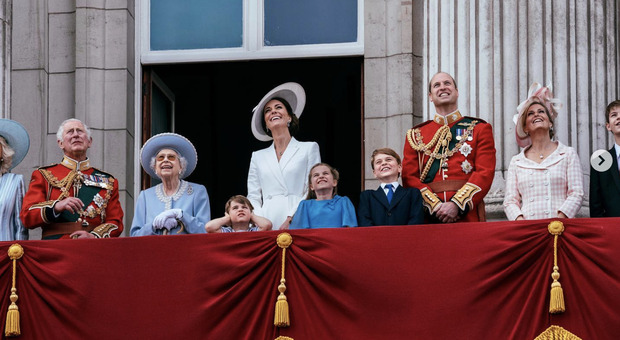 Harry e Meghan "avvistati" alla finestra di Buckingham Palace mentre sorridono con i bambini