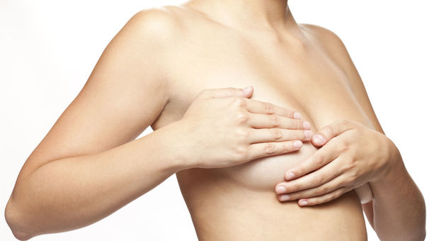 Tumore al seno, ricostruzione gratuita per donne sopravvissute al cancro: approvata la proposta