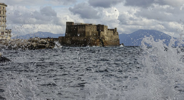 Maltempo a Napoli, il forte vento blocca i collegamenti tra le isole