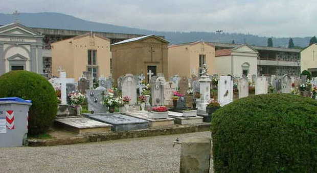 «Venite, rubano il rame in cimitero» Ma sono turisti francesi accampati