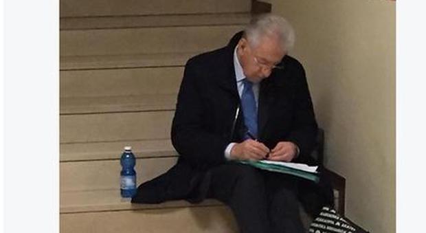 Mario Monti seduto sulle scale in ospedale in attesa della moglie: la foto conquista il web