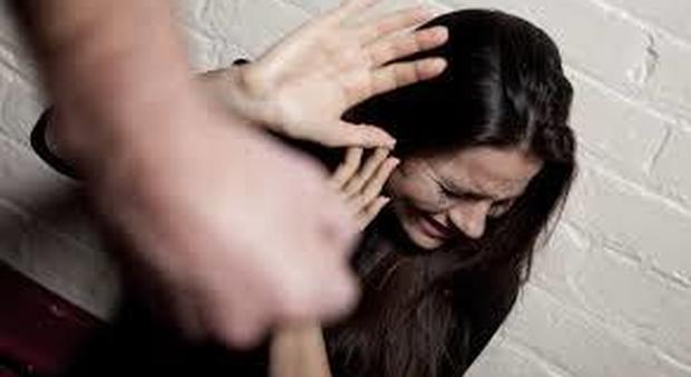 Maltrattava la moglie davanti ai figli: 35enne bloccato durante aggressione