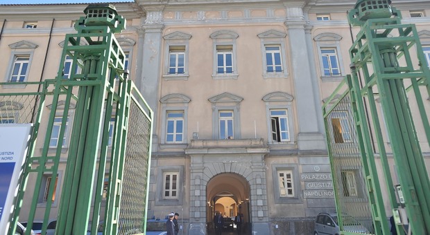 Tribunale Napoli Nord è un forno: «Aule torride, così è inaccettabile»