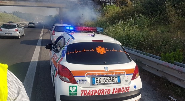 Varcaturo, incendio sulla statale: 2 squadre di pompieri per spegnerlo