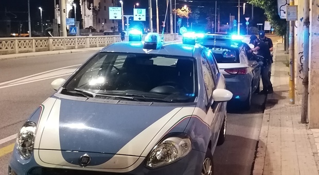 Ancona, sorpreso a spacciare vicino alla chiesa: in casa di un 18enne due chili di droga