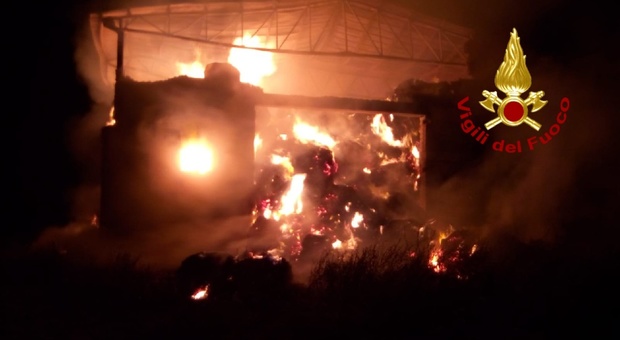 Inferno di fuoco in Irpinia, in fiamme 600 balle di fieno