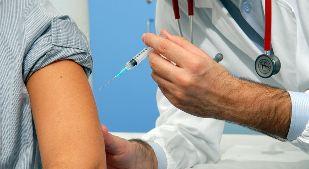 Influenza, l'allarme dei medici: «Vaccini solo a novembre, troppo tardi»