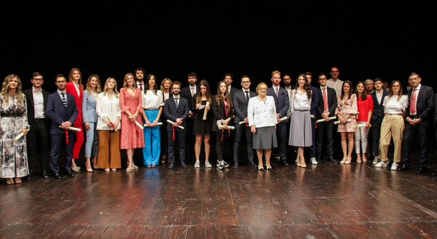 La cerimonia al teatro dell'Aquila di Fermo (Foto Sara Valentini)