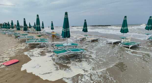 Forte vento e mareggiata, a Porto San Giorgio ombrelloni e lettini in spiaggia finiscono sott'acqua