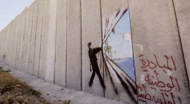 La denuncia del writer Banksy entrato a Gaza dai tunnel: «Non dimentichiamo il conflitto»