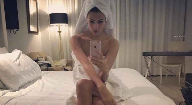 Cristina Chiabotto, sotto l'asciugamano niente: il selfie hot dopo la doccia