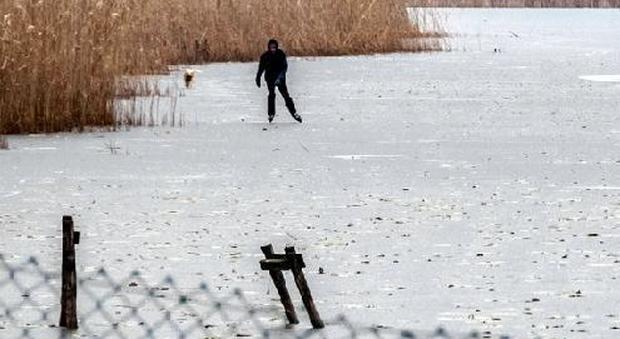 Il ghiaccio cede d'improvviso: ragazzo finisce nel lago gelato