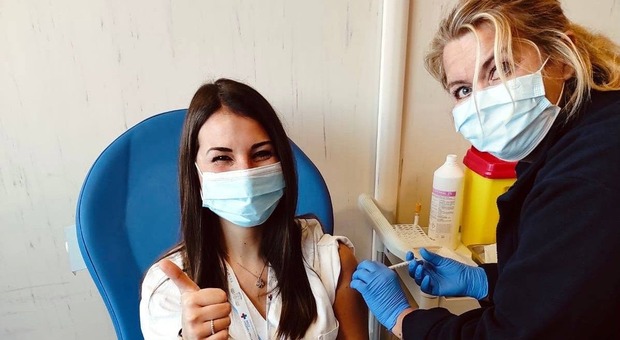 Vaccino Covid, seconda dose per Monica Alivernini, l'infermiera che inaugurò la campagna