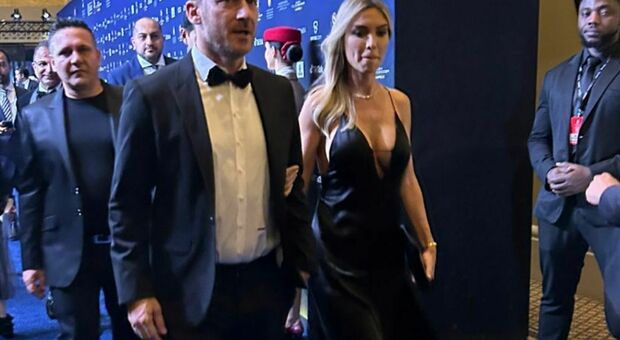 Totti e Noemi Bocchi, prima cerimonia a braccetto: la coppia sfila sul red carpet del Globe Soccer Award