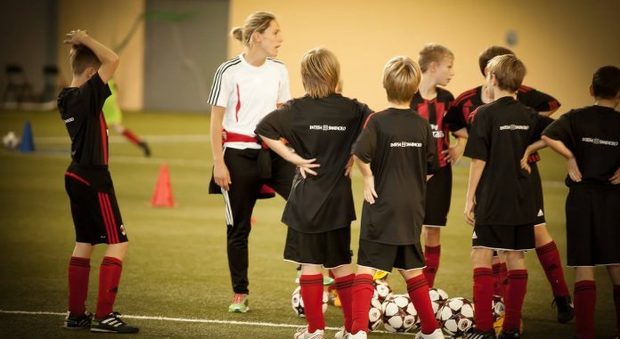 Calcio donne, Anche in Italia si comincia a dare spazio al calcio in rosa
