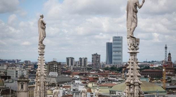 Una veduta di milano dalle guglie del Duomo