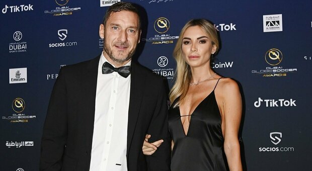 Totti e Noemi Bocchi a Dubai sottobraccio: insieme partecipano ai Globe Soccer Awards