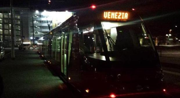 Il tram per la prima volta a Venezia Tensione nella notte con i ciclisti
