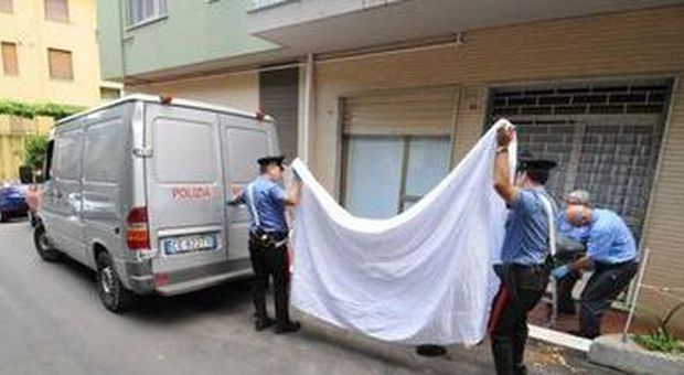 Il corpo della vittima viene portato via (foto Luca Zennaro - Ansa)