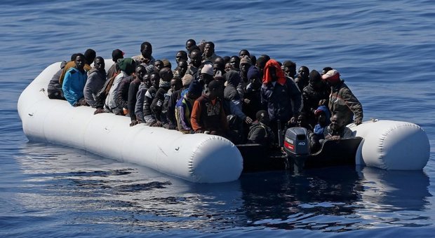 Migranti, per la Procura di Salerno sono circa 100 i dispersi del gommone affondato