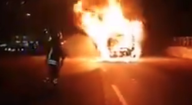 Bus in fiamme a Roma, è il terzo in pochi giorni: Illeso l'autista. IL VIDEO DELL'INCENDIO