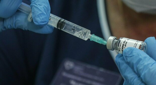 Covid, via libera al piano vaccini: dai primi di gennaio la vaccinazione di massa
