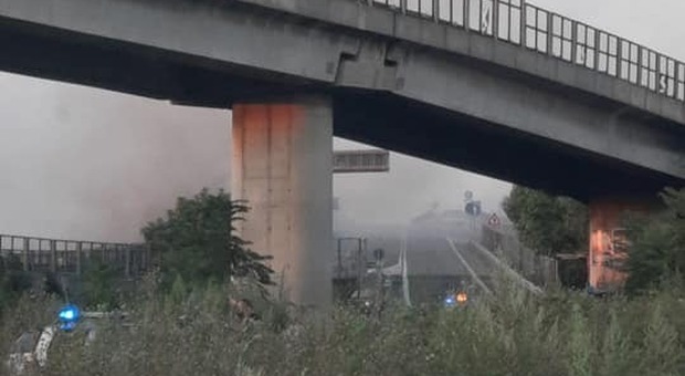 Casoria, incendio nel campo rom: fiamme, fumo e aria irrespirabile