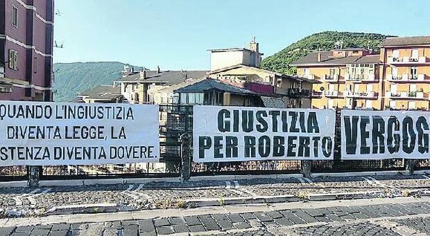 Gli striscioni affissi ad Avellino