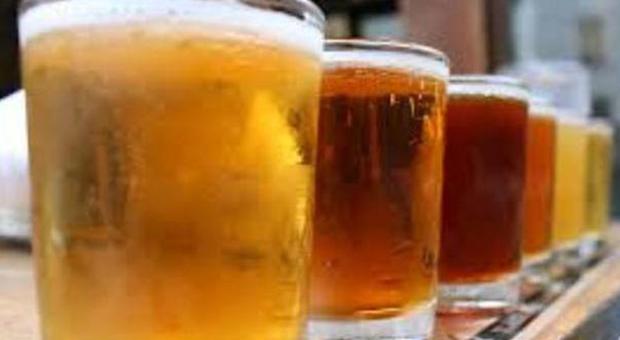 Alcol, il bicchiere dritto fa bere di meno
