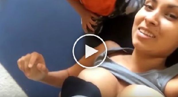 Posta un video mentre allatta i figli, mamma accusata di incesto -Guarda