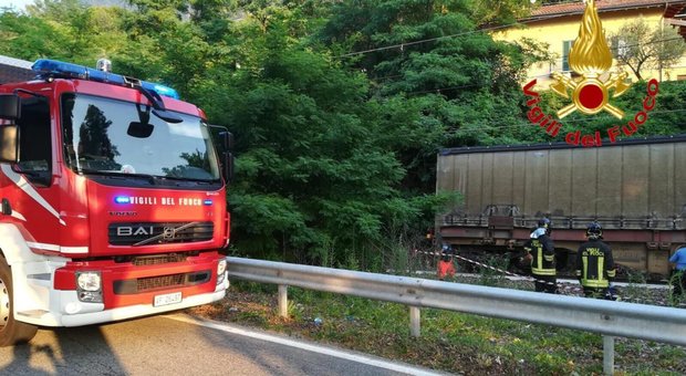 Varese, auto precipita sui binari, travolta dal treno merci: morte 2 donne