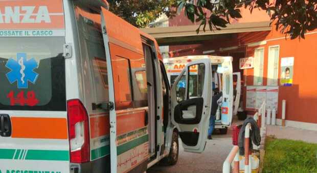 Covid a Salerno, reparti tutti strapieni: cure agli ammalati nelle ambulanze in fila