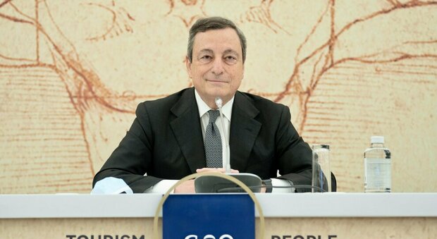 Draghi: «Prenotate le vacanze in Italia Green pass pronto a metà maggio»