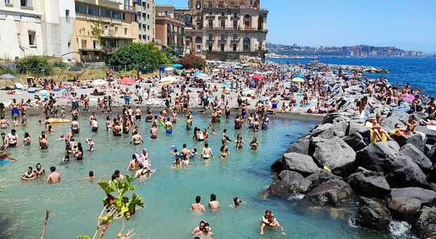 Turisti a Napoli, lidi presi d’assalto: primi tuffi tra caos e rifiuti
