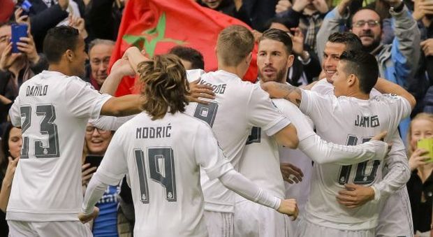 I giocatori del Real Madrid festeggiano dopo un gol segnato all'Athletic Bilbao