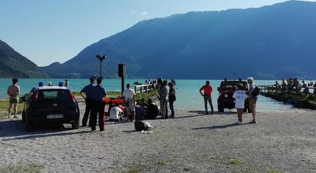 Si tuffa dal pedalò nel lago e non riemerge: migrante 26enne muore annegato