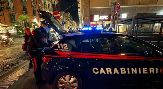 Controlli dei carabinieri in via Toledo