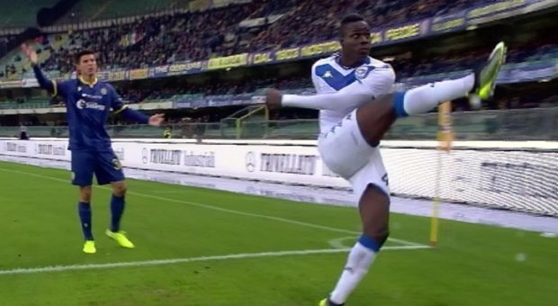 Balotelli, cori razzisti contro il giocatore del Brescia: partita sospesa per tre minuti. Ma l'allenatore del Verona: «Solo sfottò» VIDEO