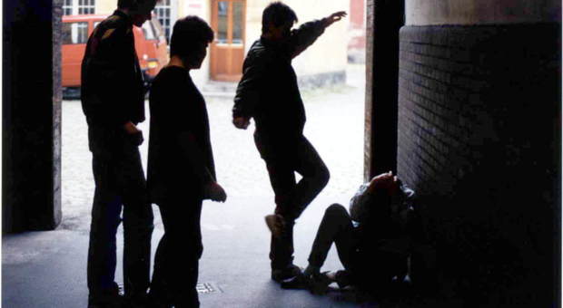Rapina choc a San Giovanni: in 6 lo immobilizzano al bancomat