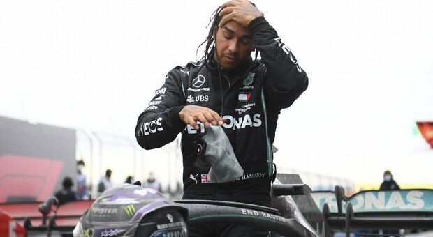 Hamilton positivo al Covid: salterà il prossimo GP a Sakhir nel Bahrain. «Sintomi lievi, sta bene»