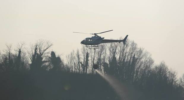 L'elicottero dei vigili del fuoco sul monte Summano