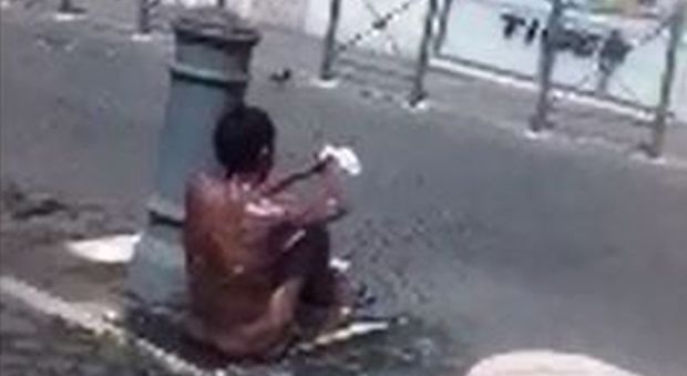 Roma, donna nuda a Largo Argentina: si lava alla fontanella in pieno giorno