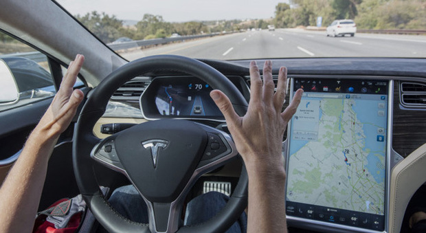 Una Tesla a guida autonoma